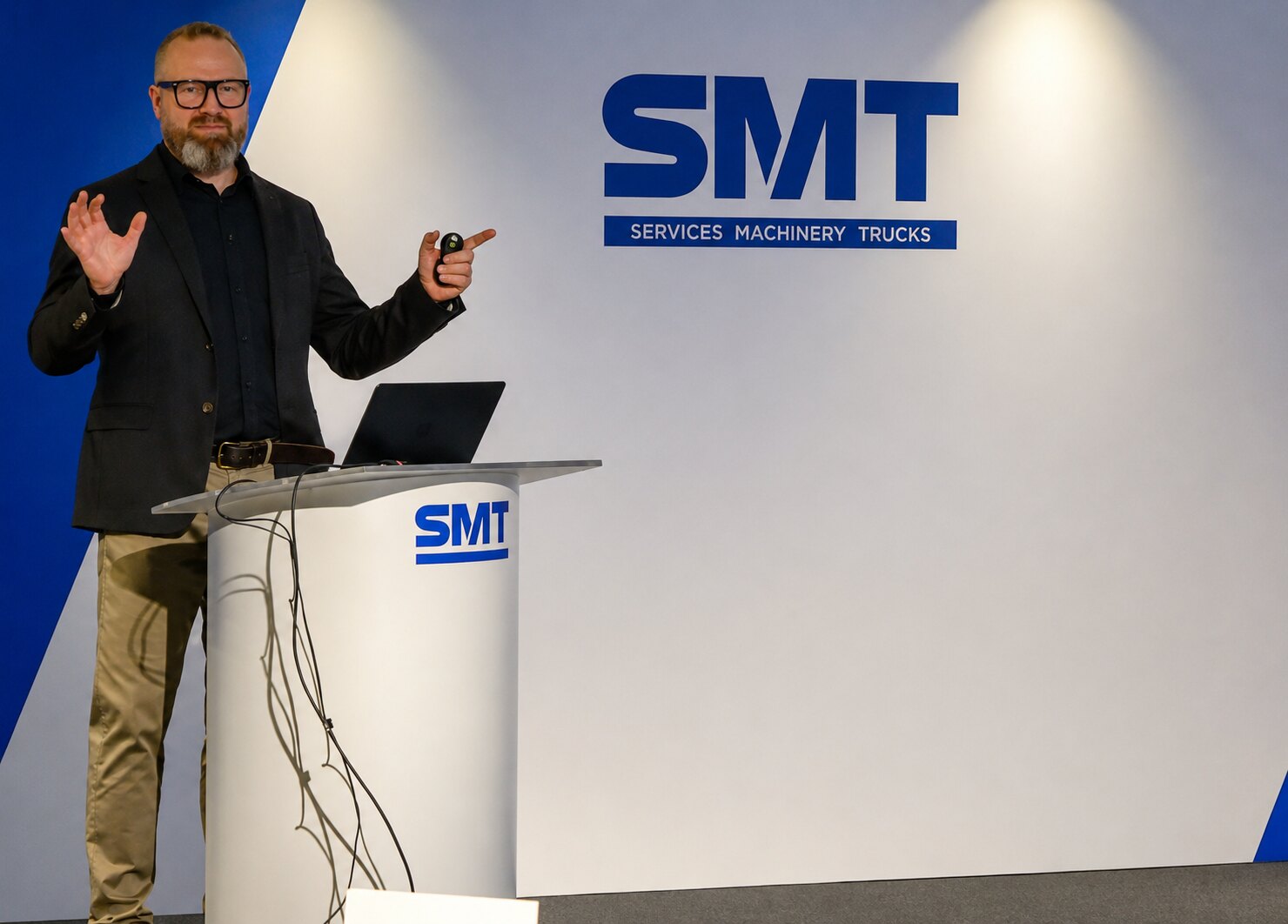 Dan Ilett speaking at SMT